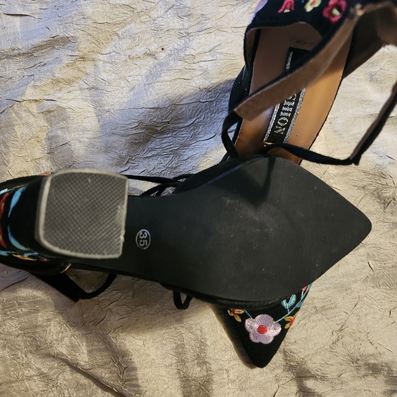 NWOT Fashion Flower Embroidered Chunk Heel - Picture 6 of 10